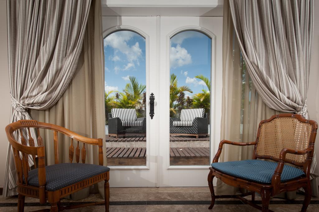 Hotel Tropical มาเนาส์ ภายนอก รูปภาพ A window with curtains