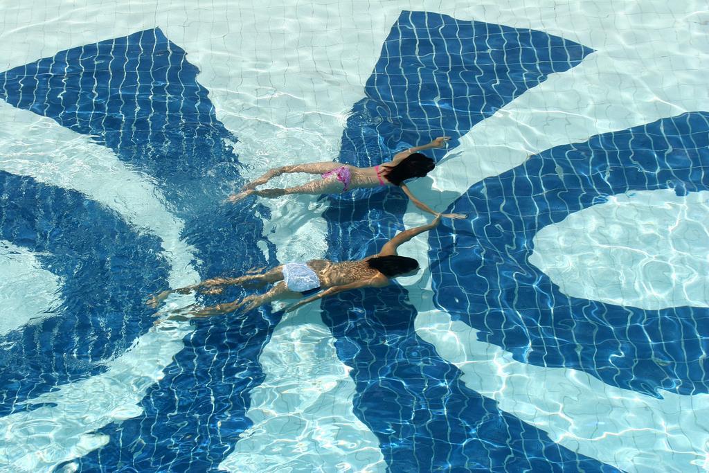 Hotel Tropical มาเนาส์ ภายนอก รูปภาพ Swimming