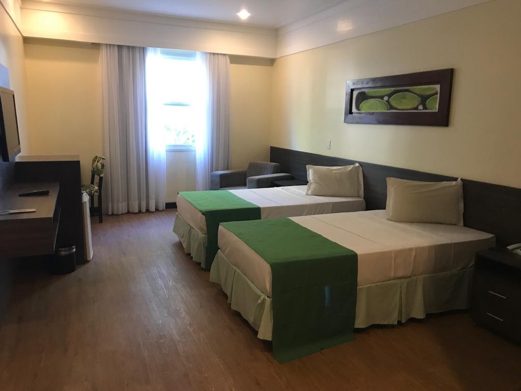 Hotel Tropical มาเนาส์ ภายนอก รูปภาพ A room at the hotel