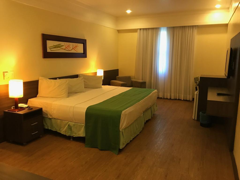 Hotel Tropical มาเนาส์ ภายนอก รูปภาพ A room at the hotel