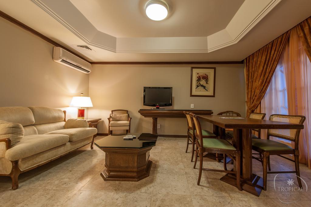 Hotel Tropical มาเนาส์ ภายนอก รูปภาพ A living room in a suite