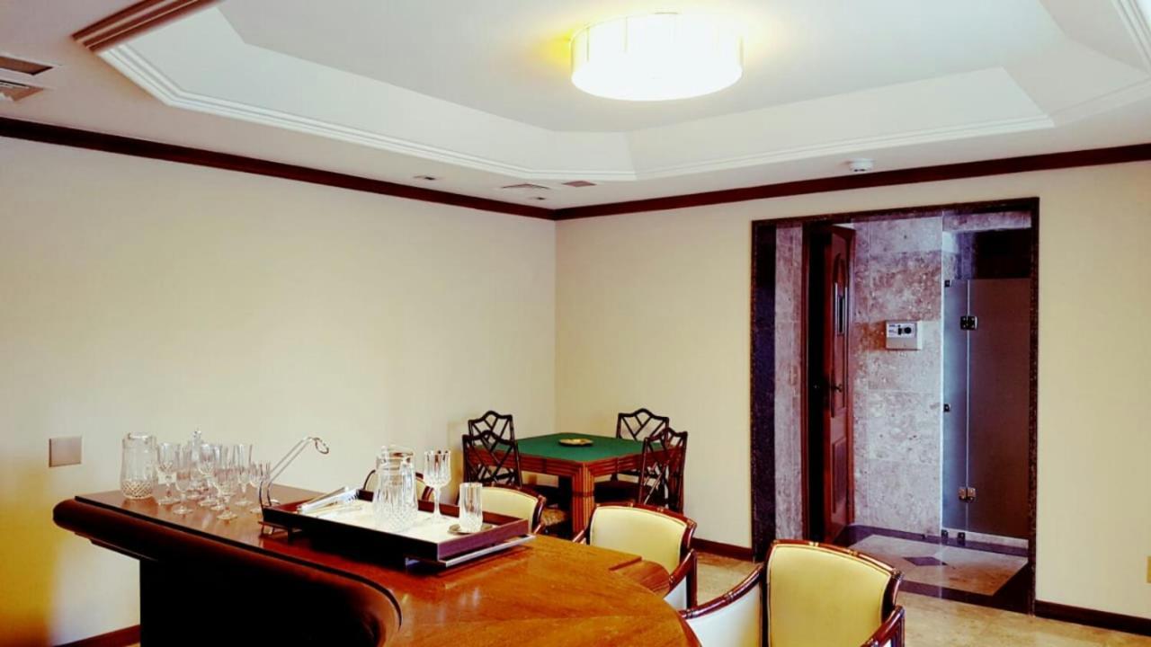 Hotel Tropical มาเนาส์ ภายนอก รูปภาพ A room with a ceiling cornice