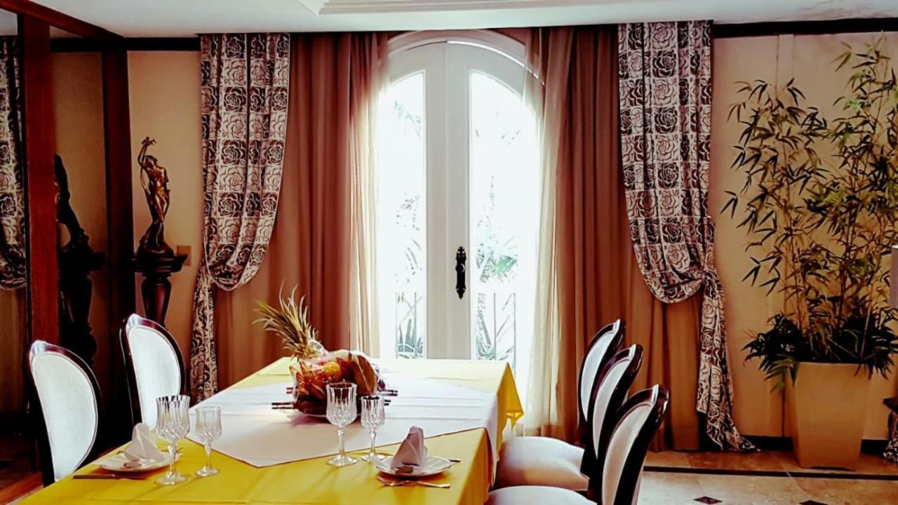 Hotel Tropical มาเนาส์ ภายนอก รูปภาพ Curtains in a dining room