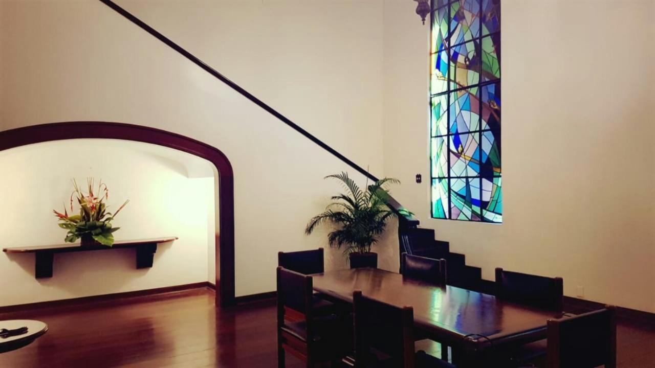 Hotel Tropical มาเนาส์ ภายนอก รูปภาพ The interior of the church