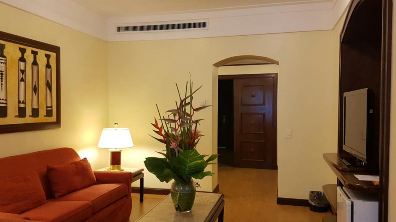 Hotel Tropical มาเนาส์ ภายนอก รูปภาพ A suite at the hotel