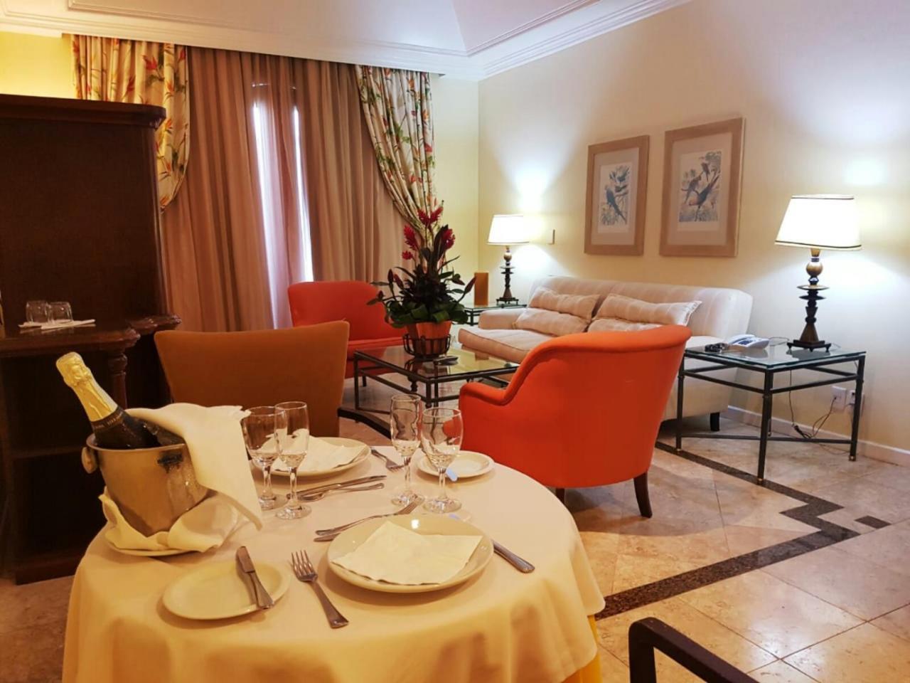 Hotel Tropical มาเนาส์ ภายนอก รูปภาพ A suite at the Four Seasons Hotel, Madrid