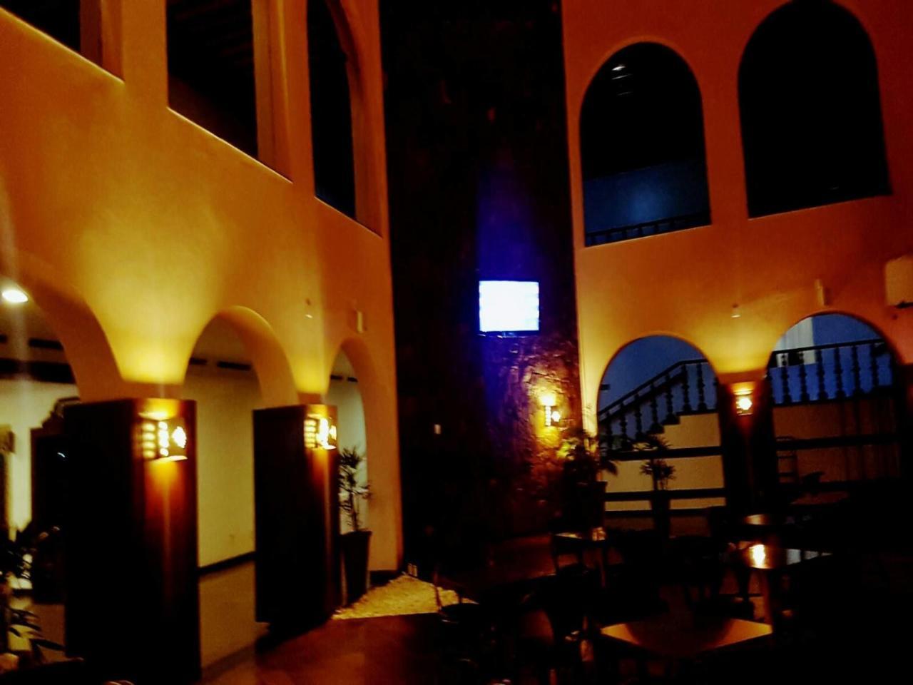 Hotel Tropical มาเนาส์ ภายนอก รูปภาพ Interior of the synagogue