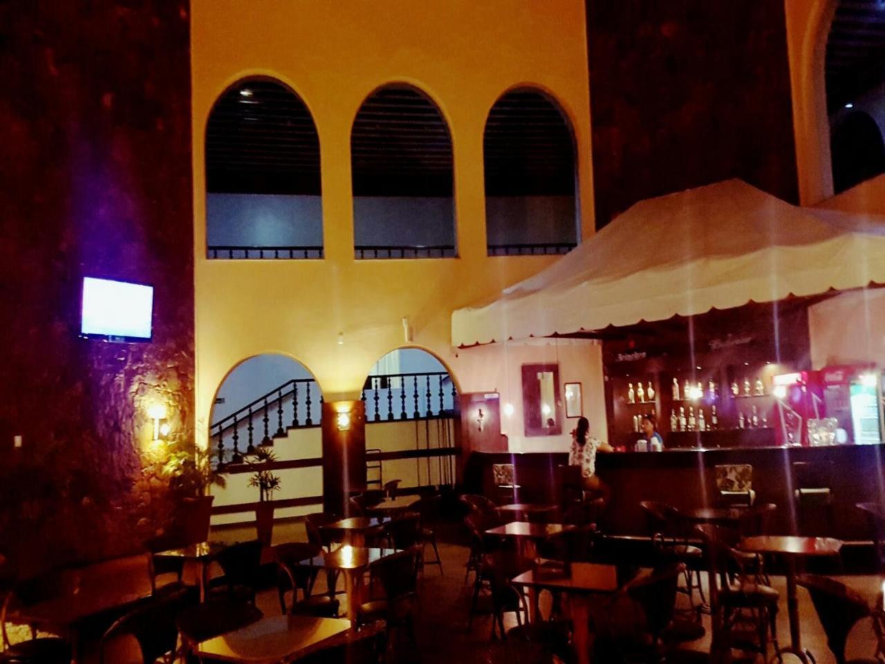 Hotel Tropical มาเนาส์ ภายนอก รูปภาพ The interior of the bar
