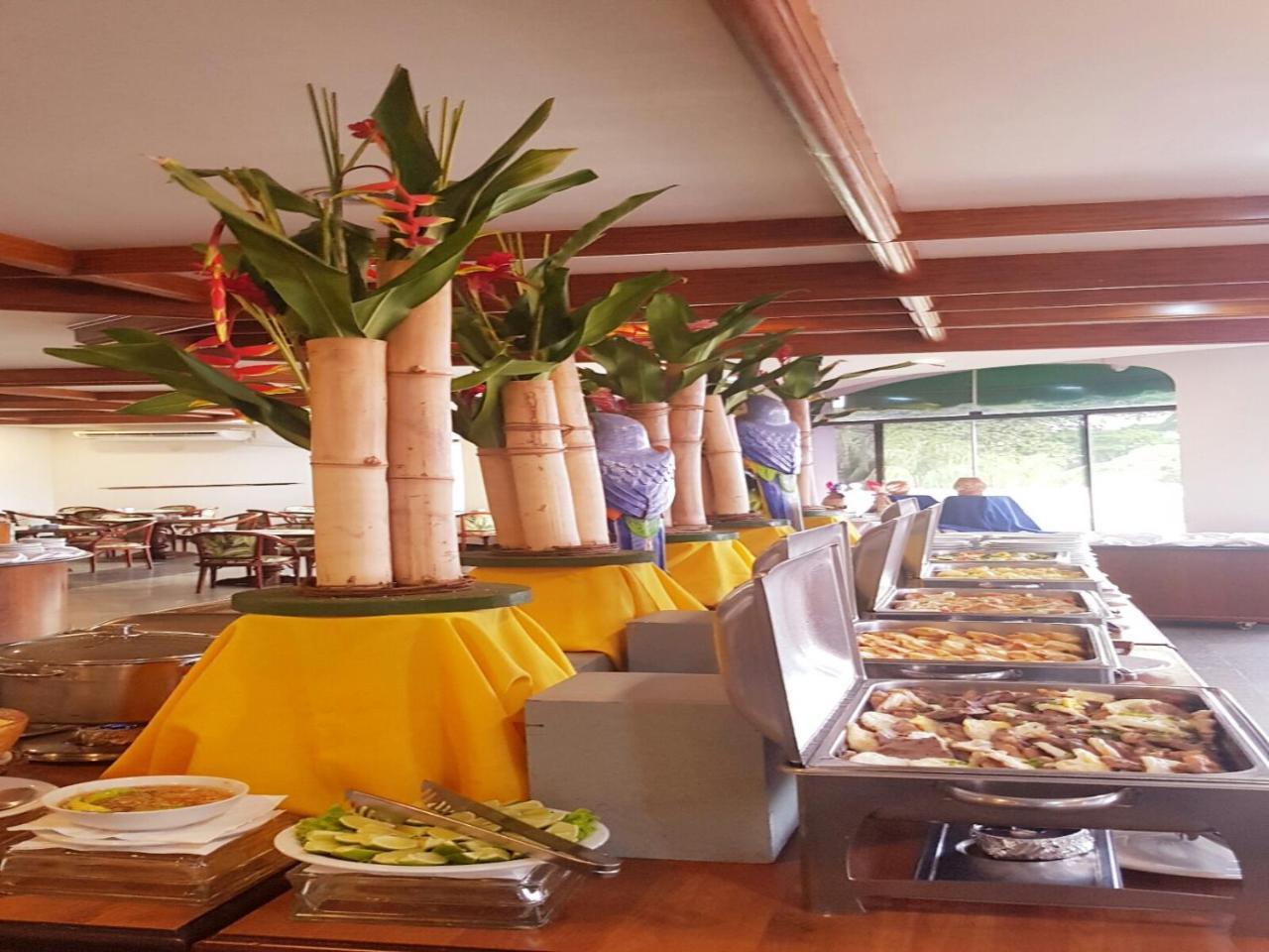 Hotel Tropical มาเนาส์ ภายนอก รูปภาพ A buffet at a hotel